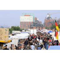 3121_6955 Menschenmenge auf dem Hamburger Fischmarkt - Marktbuden + Verkaufsstände. | Altonaer Fischmarkt und Fischauktionshalle